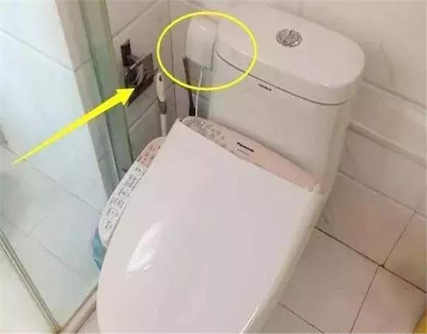 卫生间要提前预留多余的电源插座和水路,为后期改换智能马桶做好准备.