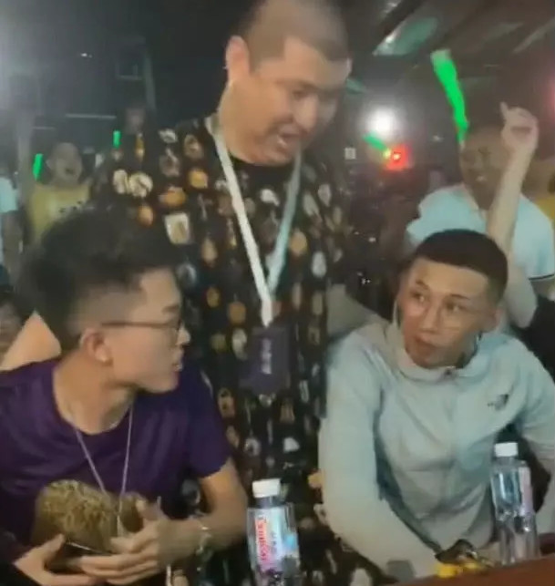 牌牌琦小伊伊7月16举行婚礼!两位前快手一哥来捧场,场面壮观