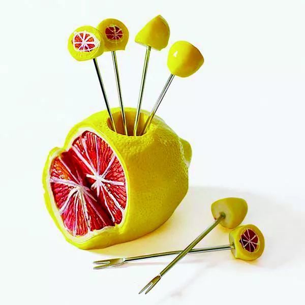 由它的功能得来的灵感,用水果的造型设计的精致的水果叉,妙趣横生又