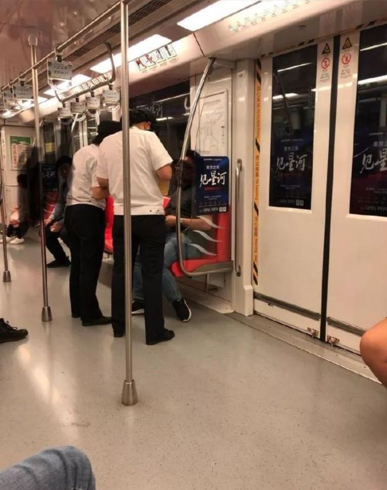 南京地铁回应"只罚中国人不罚外国人":确实有违公平