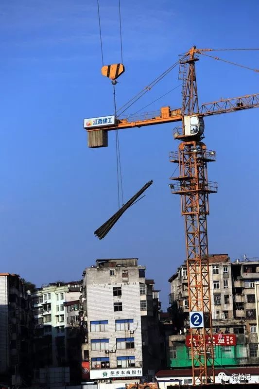 断断续续拍摄了 南正街建设情况 施工人员对讲机 指挥塔吊运送材料