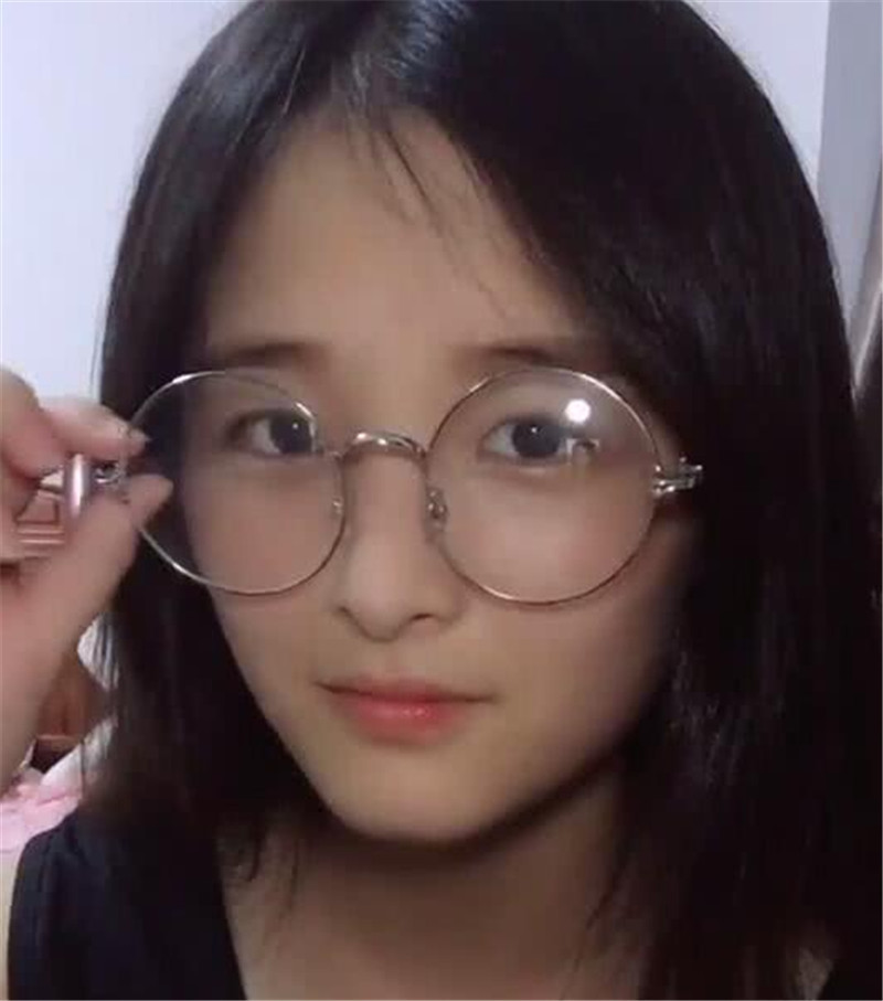 看上却有种文艺范,但时间长了真的会影响颜值,眼睛似乎也会变形