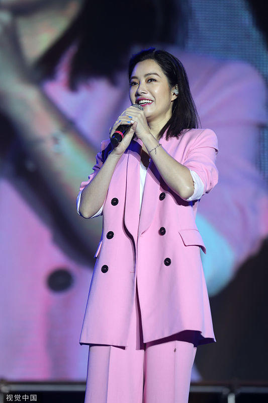 2019年7月15日讯,近日41岁的华语女歌手徐怀钰现身某县城演出,一身