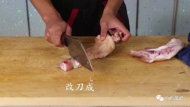 将猪蹄从中间片开剁成小块,在将猪脚尖去除一下,改刀成小块