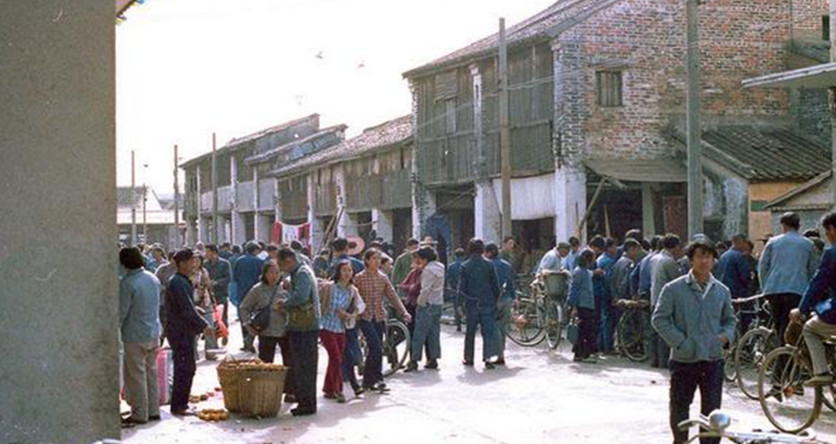 1978年的深圳,那时候深圳已经有很多外国人了,这张照片是当时在深圳的