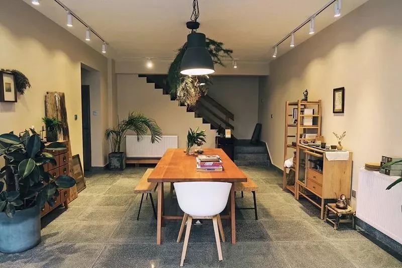 一楼分成两个主要区域,大客厅直接连接外面的花园,推拉门的的设计