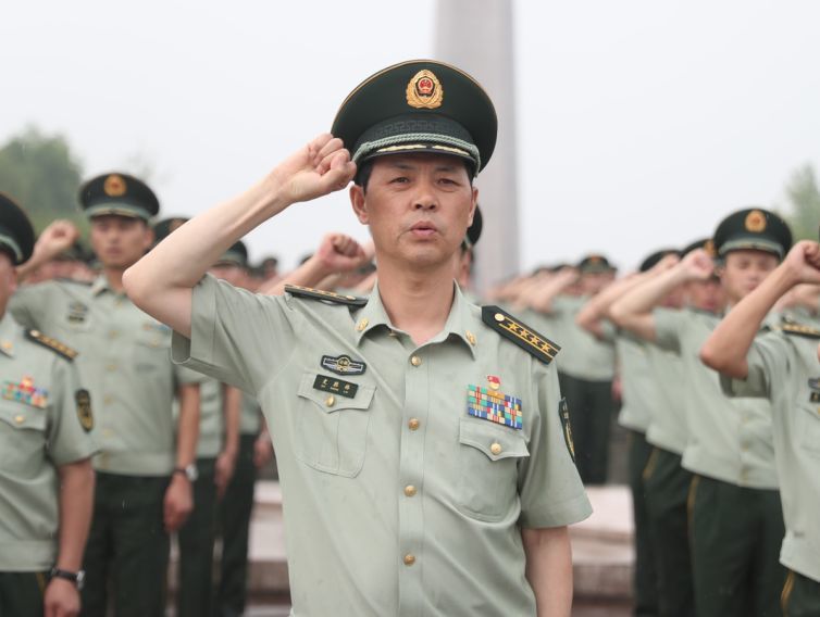 10名礼兵向烈士纪念碑敬献花篮 史胜林司令员,卢凌保政委 缓步上前