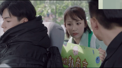 韩商言跟佟年说悄悄话有点甜,但吴白偷听的小表情也太