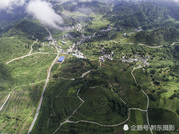 航拍贵州印江乡村公路 宛如流淌在村庄的脉搏