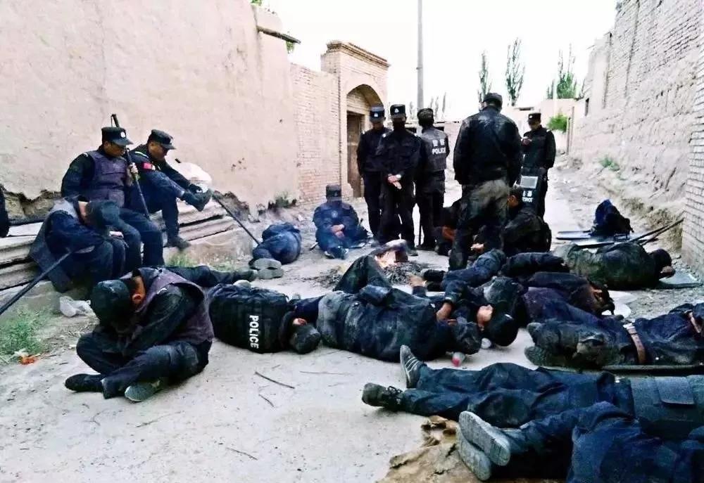 新疆反恐一线的警察是最可爱的人,是英雄!他们的尊严不容污蔑!