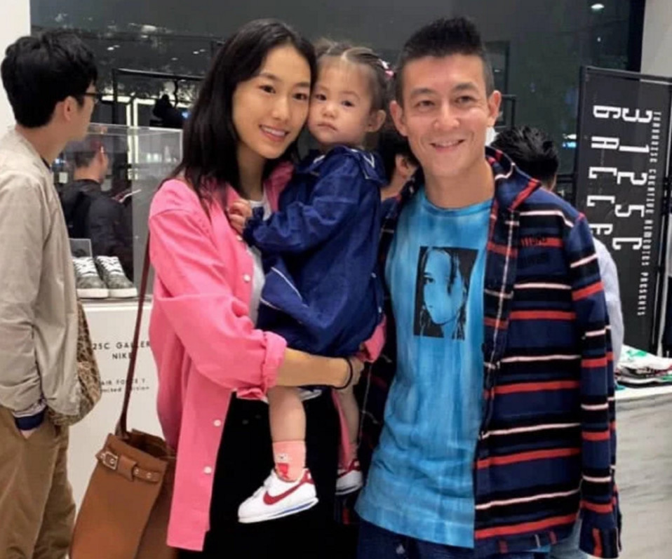 陈冠希外出开工仍心系女儿晒其近照,alaia歪嘴笑像极了爸爸