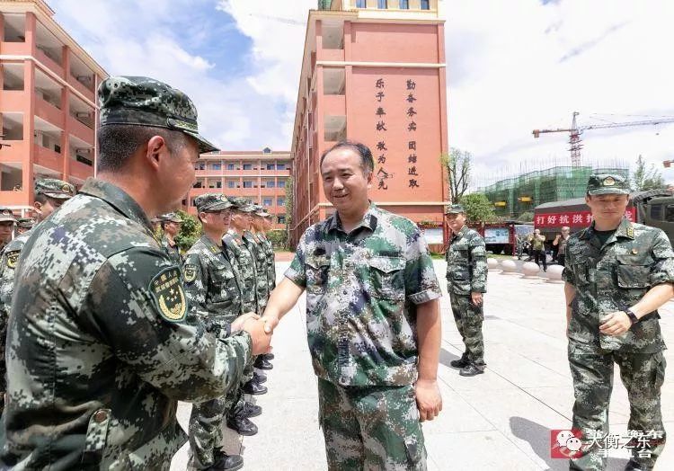 我县干部群众深情送别抗洪抢险部队官兵 徐志毅参加