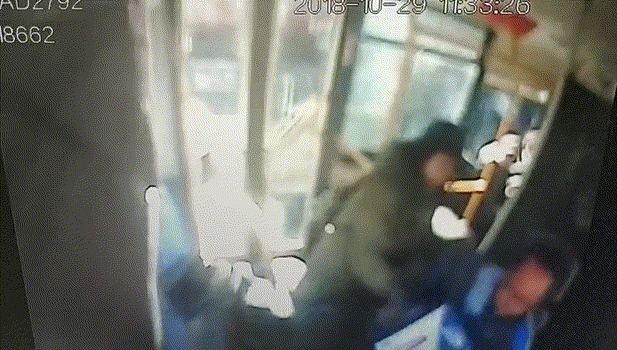 拎牛奶箱砸北京公交司机,判刑!她的身份更让人惊讶