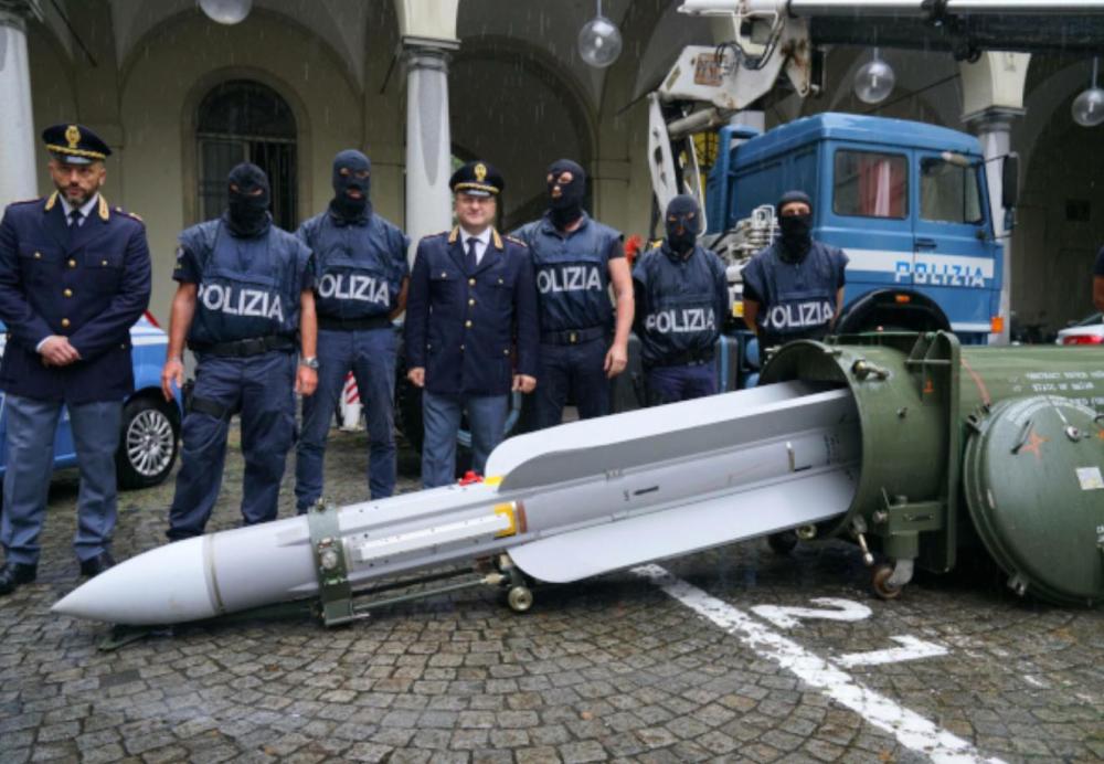 意大利警方突击极右翼组织查货大量武器 空对空导弹赫然在目 看点快报