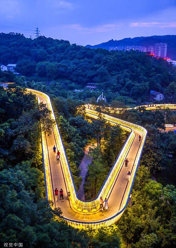 福州:福道梅峰山地公园段点亮夜灯 如"金丝带"环绕山间