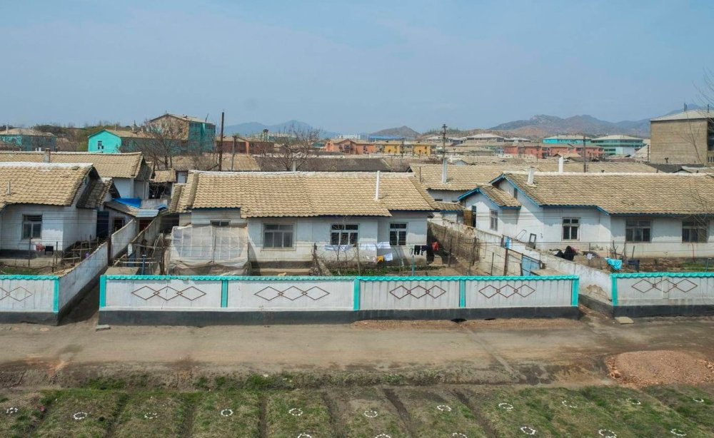 实拍朝鲜:朝鲜农村人住什么样的房屋?