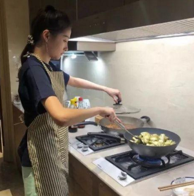 关晓彤深夜发做饭照片,网友看到菜品后,个个秒变"柠檬