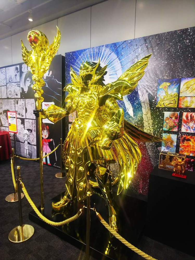 周刊少年创刊50周年大感谢祭,活动展示等身大蛇夫座黄金圣衣
