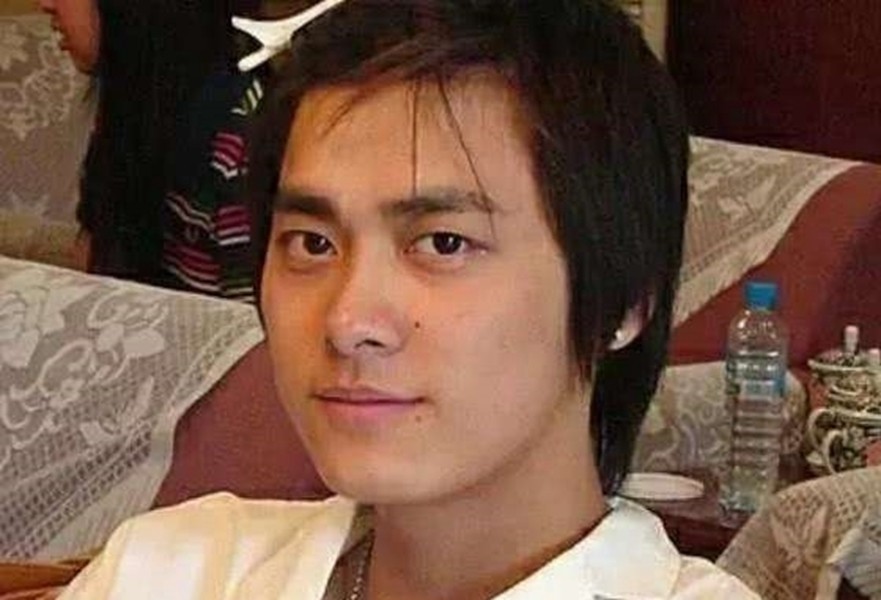 李易峰刚出道时的照片,跟现在相比,差距还是有点大的哦.男神形象幻灭.