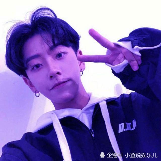 头像看起来就非常的小奶狗了,紫色的色调看起来非常的神秘,小男孩的