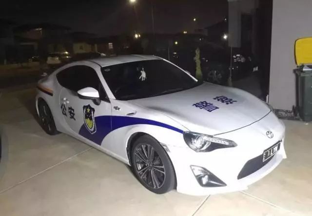 男子因喜欢绿色,把车身改成了"邮政绿"被处罚.
