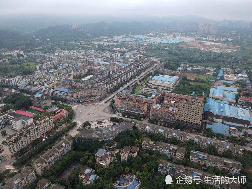 成都这个小镇建筑很有特色,五角大楼,城堡,在龙泉山脚下