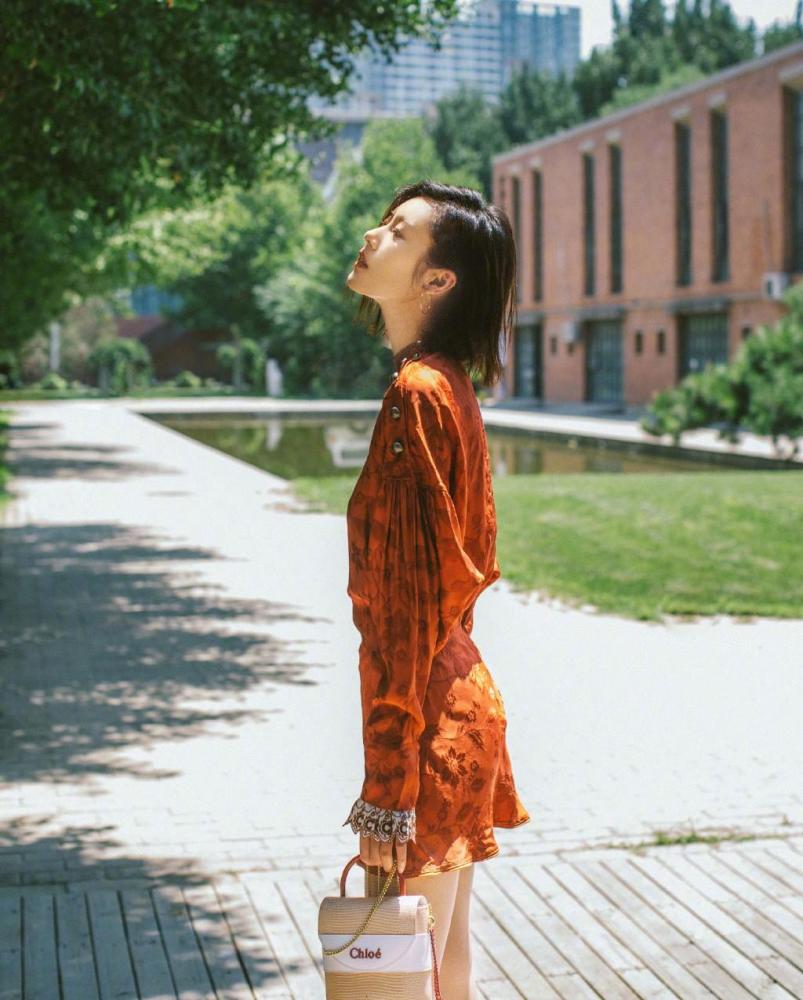 刘雯不愧是超模,橘色连衣裙优雅霸气,侧面看更瘦成"纸片人"