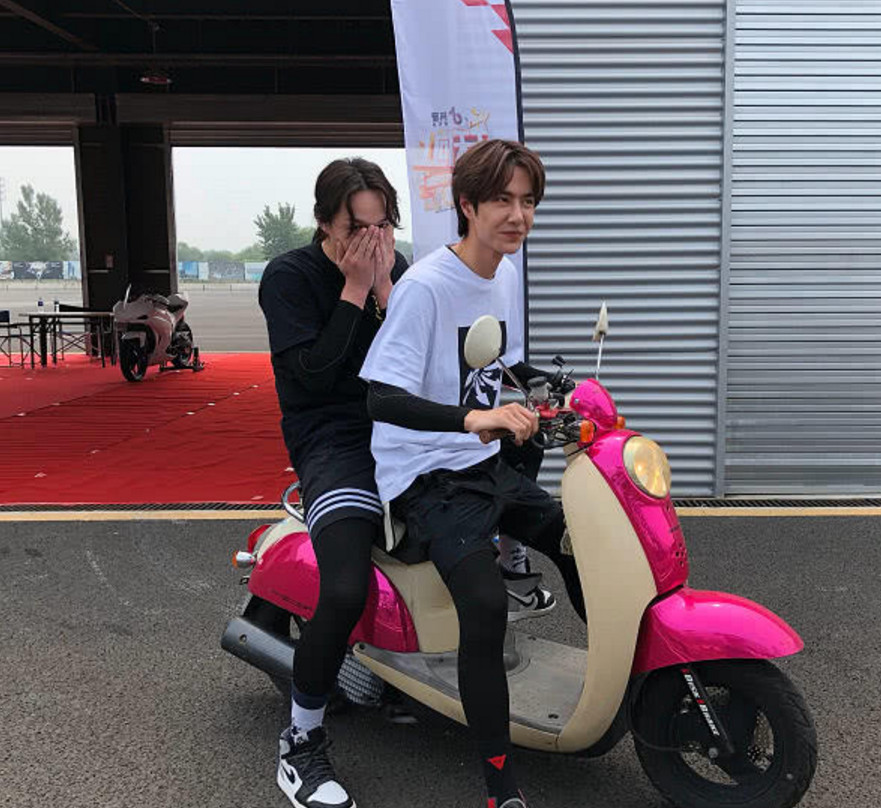 看到这次王一博骑着这么可爱的粉色摩托车,还真是有些可爱