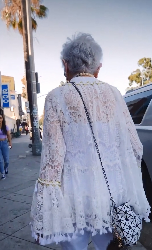 老奶奶少女心十足,鞋子上的"蝴蝶"太逼真,走路还能翩翩起舞?