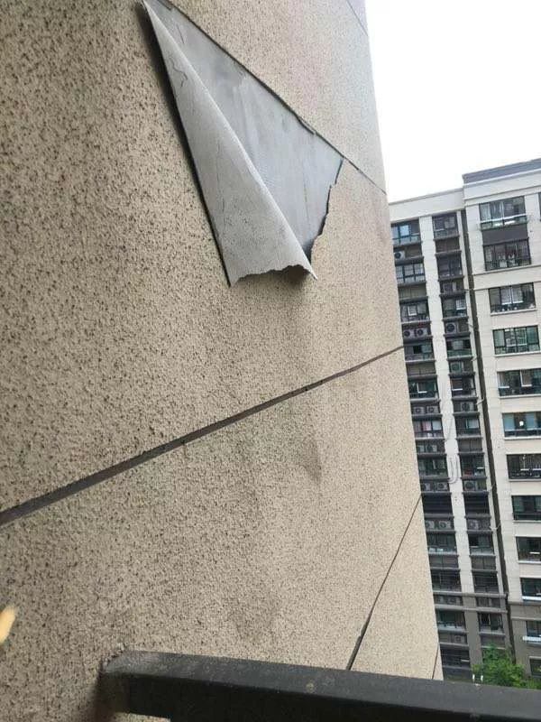 盐城绿地商务城小区外墙大理石脱落,有严重安全隐患!