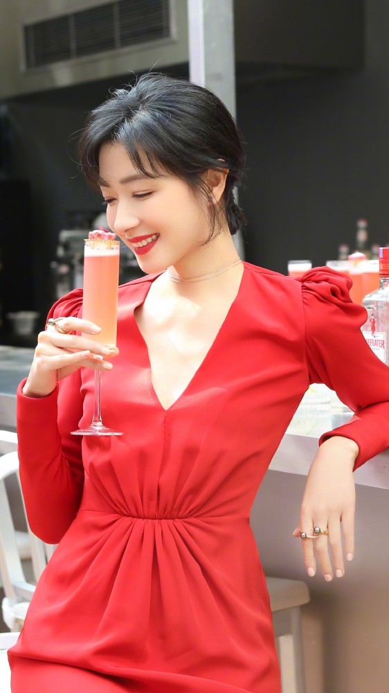 万茜精美壁纸:红裙万茜,气质好到让人嫉妒!好耀眼