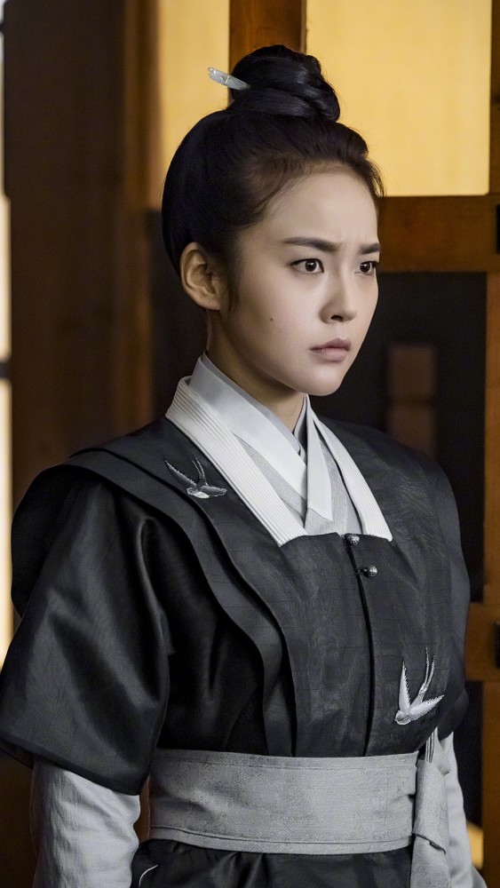 张佳宁古装壁纸:"宝藏女孩"清新脱俗,气质清冷
