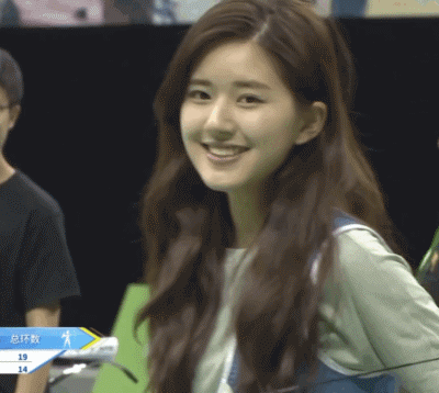 射箭的架势也是气场十足.