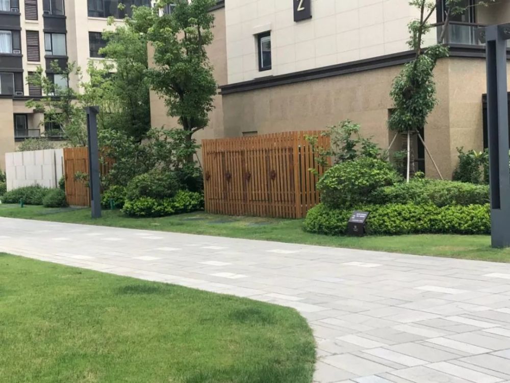 6,小区内的配电箱也用栅栏隔离起来,这样的设计 在保证安全的同时,又