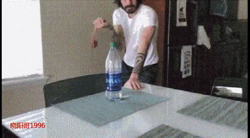搞笑gif:开个瓶盖都这么花里胡哨