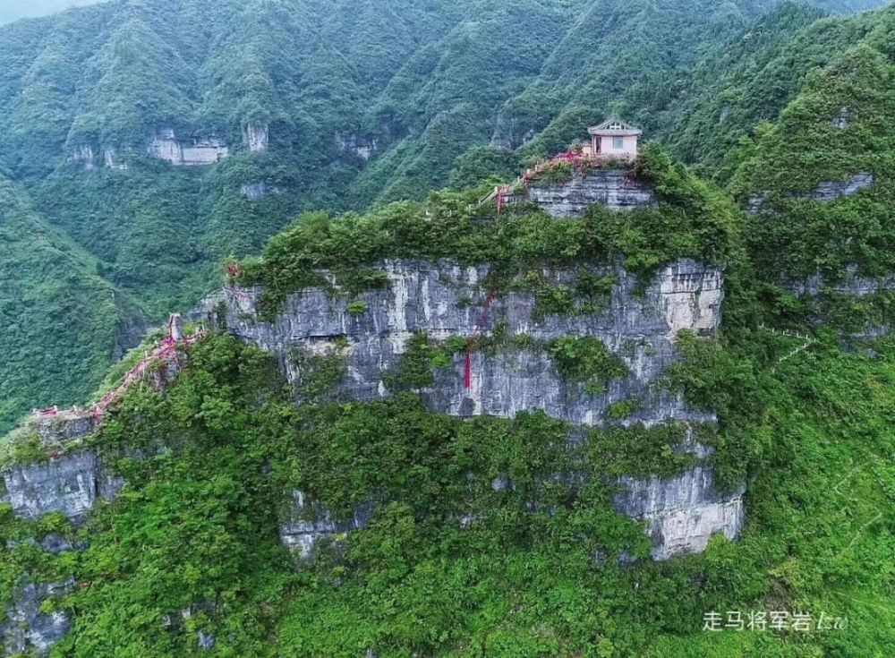 鹤峰县走马镇金龙村,有一座神秘的山,名叫"将军岩".