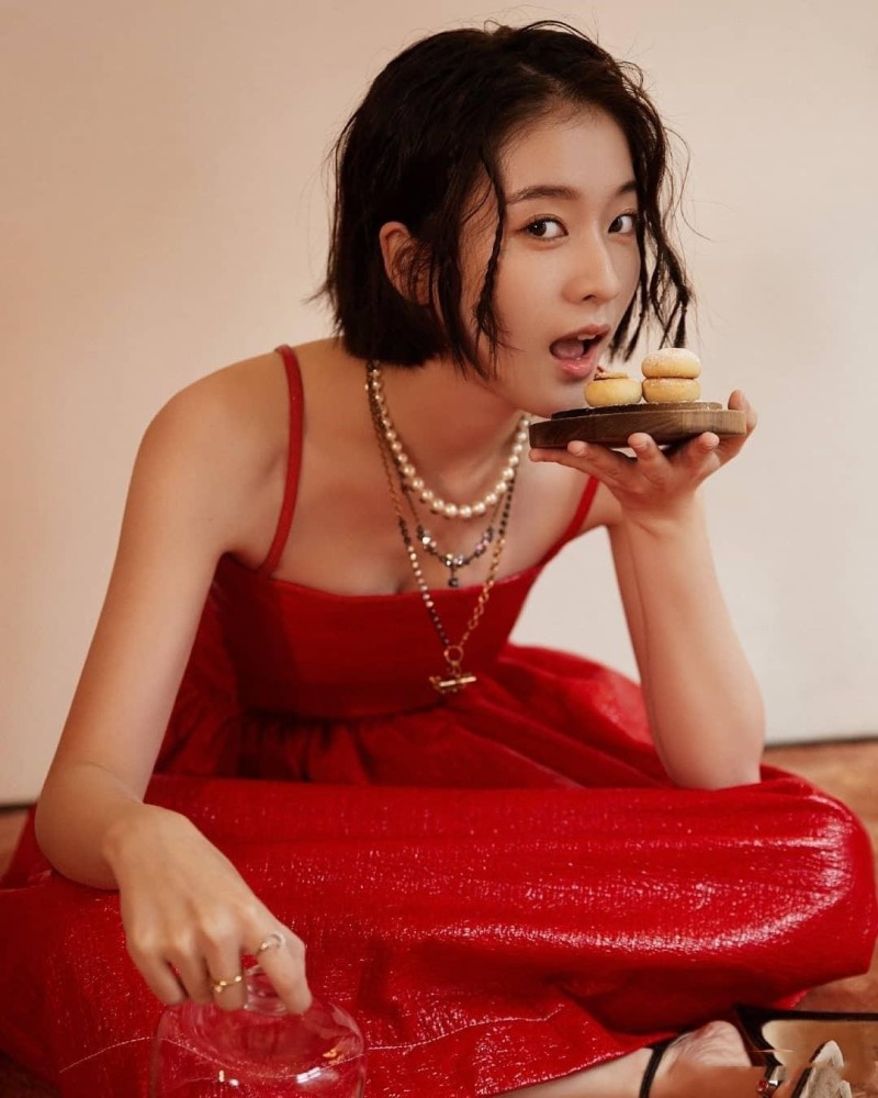 张雪迎上演乖巧诱人范儿,红色吊带连衣裙文艺又张扬,看着好心动