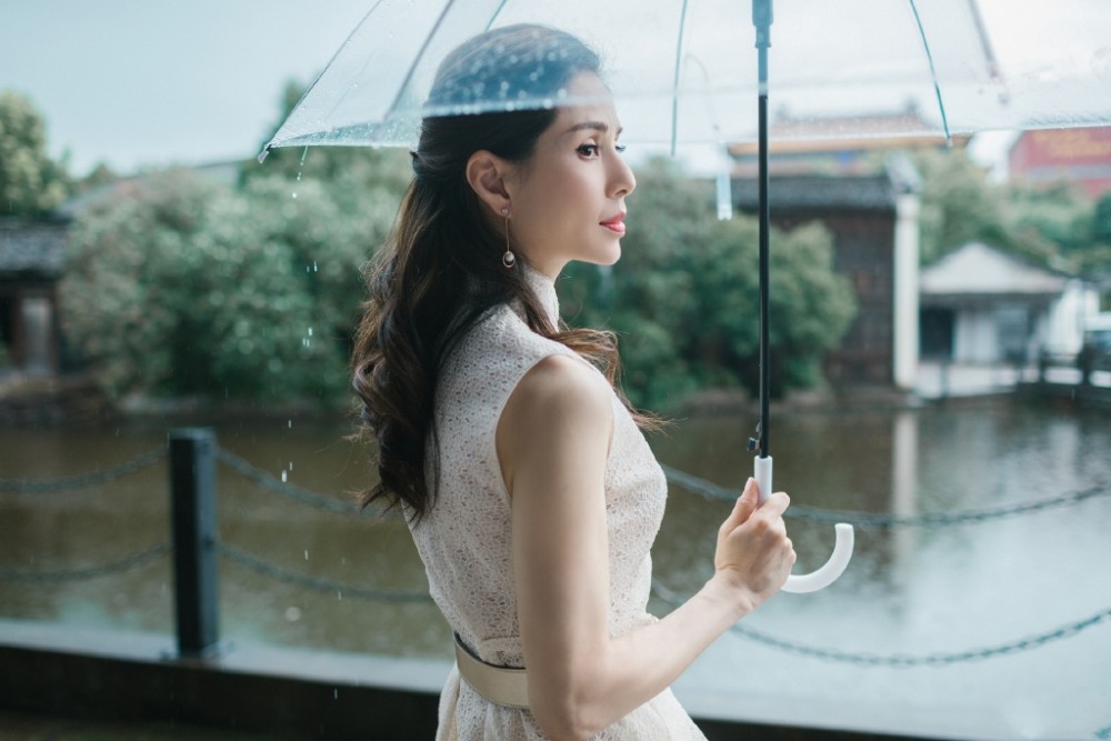 李若彤雨中撑伞漫步,气质优雅,网友:爱了!