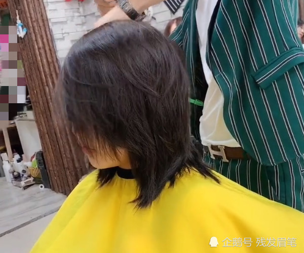 小女孩剪完短发后有点后悔,但给人感觉却格外清爽,男生:有潜力