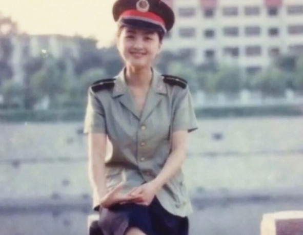 珍贵老照片:80年代天然美女,图5穿着87式军装陆军女少尉!