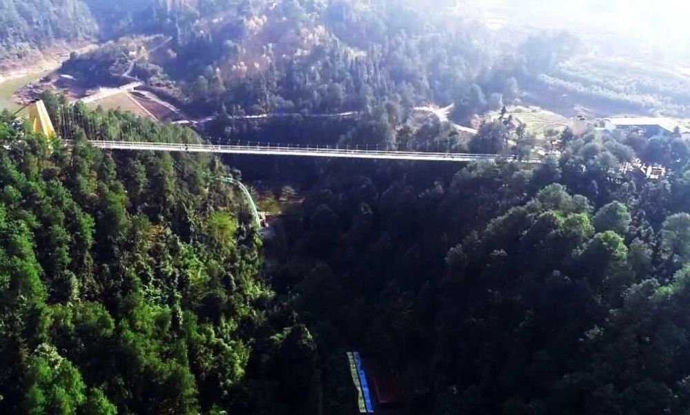 这是唯一一个在主城的玻璃桥,驱车不到40分钟,就可到到达巴南区樵坪山