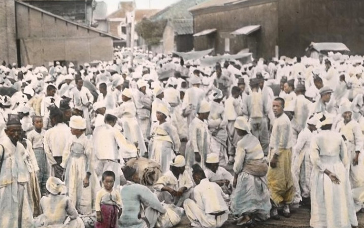 罕见老照片:100年前日本统治下的朝鲜!图5妇女在水沟洗衣服