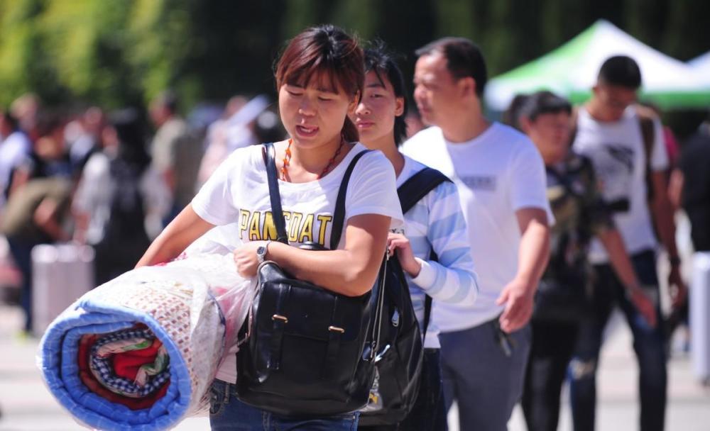 大一新生开学,父母有必要送孩子吗?听听过来人的看法