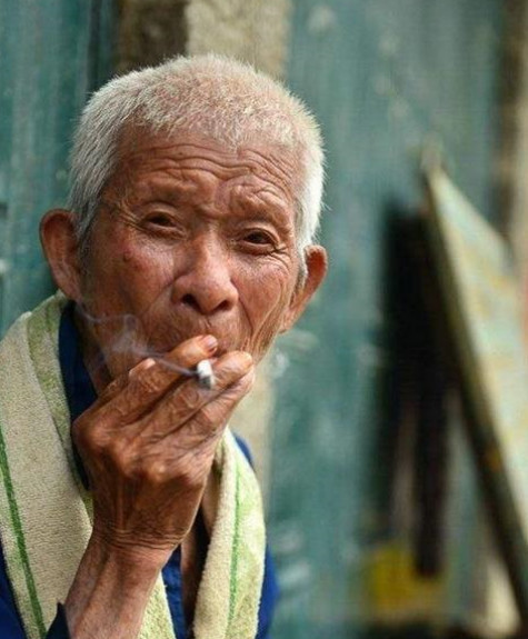 104岁老人的长寿秘诀,抽烟喝酒样样来,唯独这件事从来