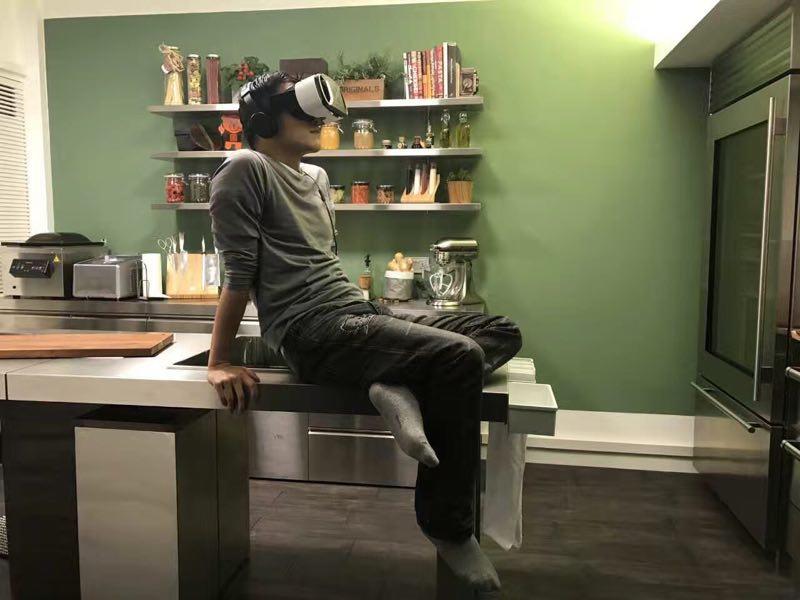 实力迷弟！谢霆锋在家用VR看王菲的演唱会(组图)