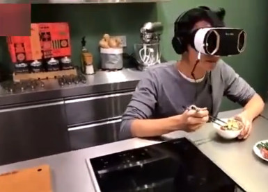 实力迷弟！谢霆锋在家用VR看王菲的演唱会(组图)