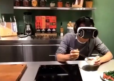 实力迷弟！谢霆锋在家用VR看王菲的演唱会(组图)