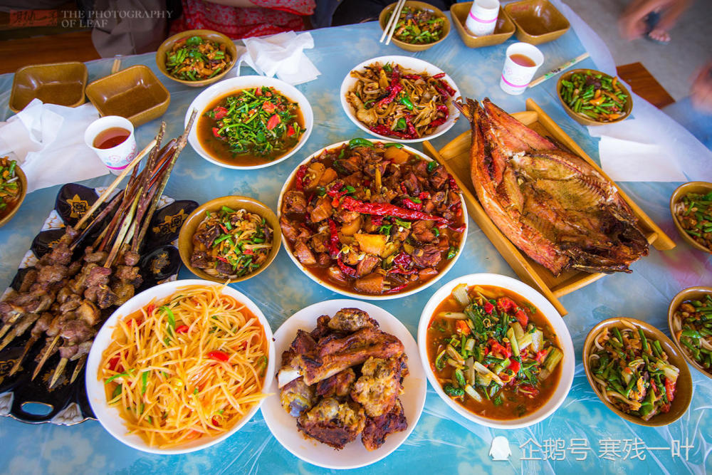 新疆一个原始村落的美食,这才是真正的新疆味道,吃一口才明白