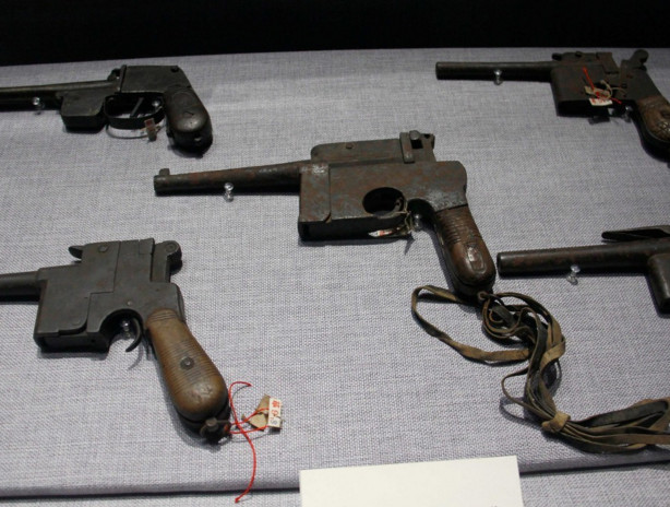 抗战时期老照片:图2抗战时期的土制手枪,图4文工团女战士!
