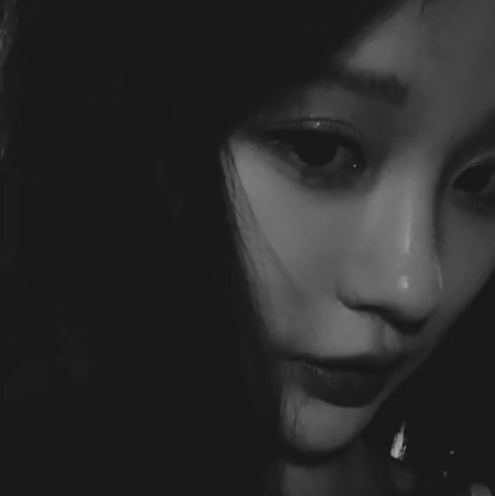 丧系 苦涩女生头像:差点忘记我只剩下自己一个人了